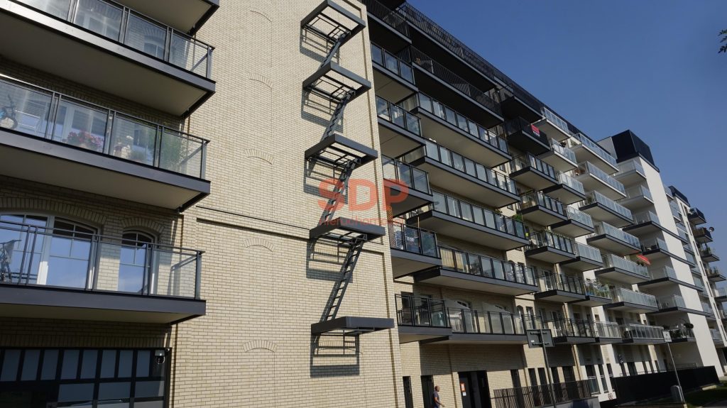 Kawalerka z balkonem. Apartamentowiec-0