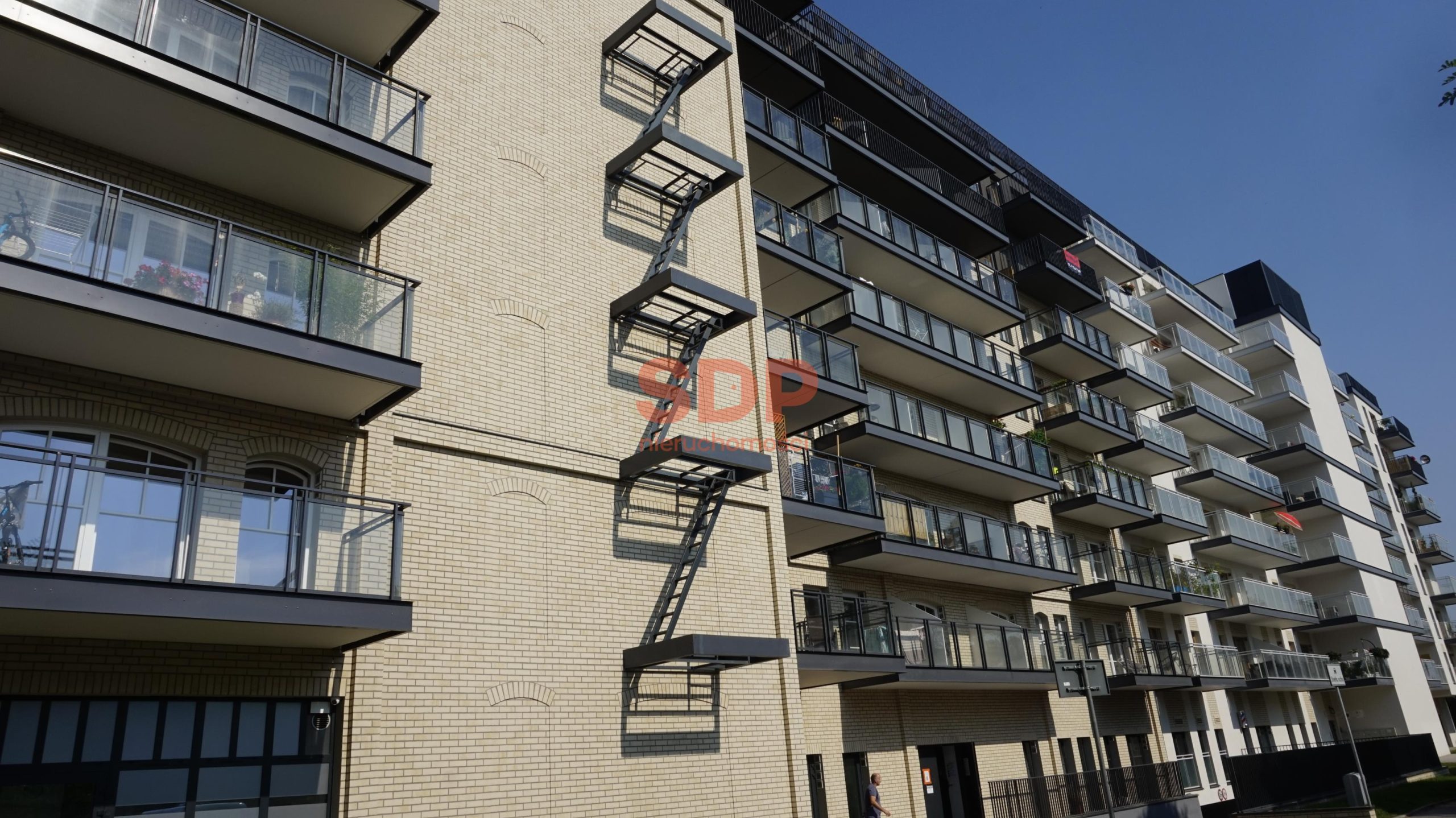 Kawalerka z balkonem. Apartamentowiec-0