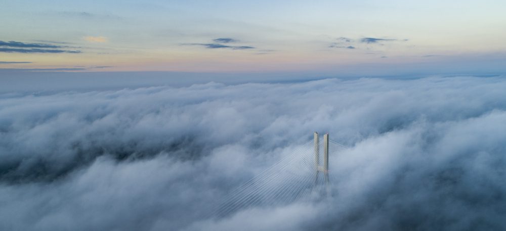 Most Rędziński skąpany w chmurach