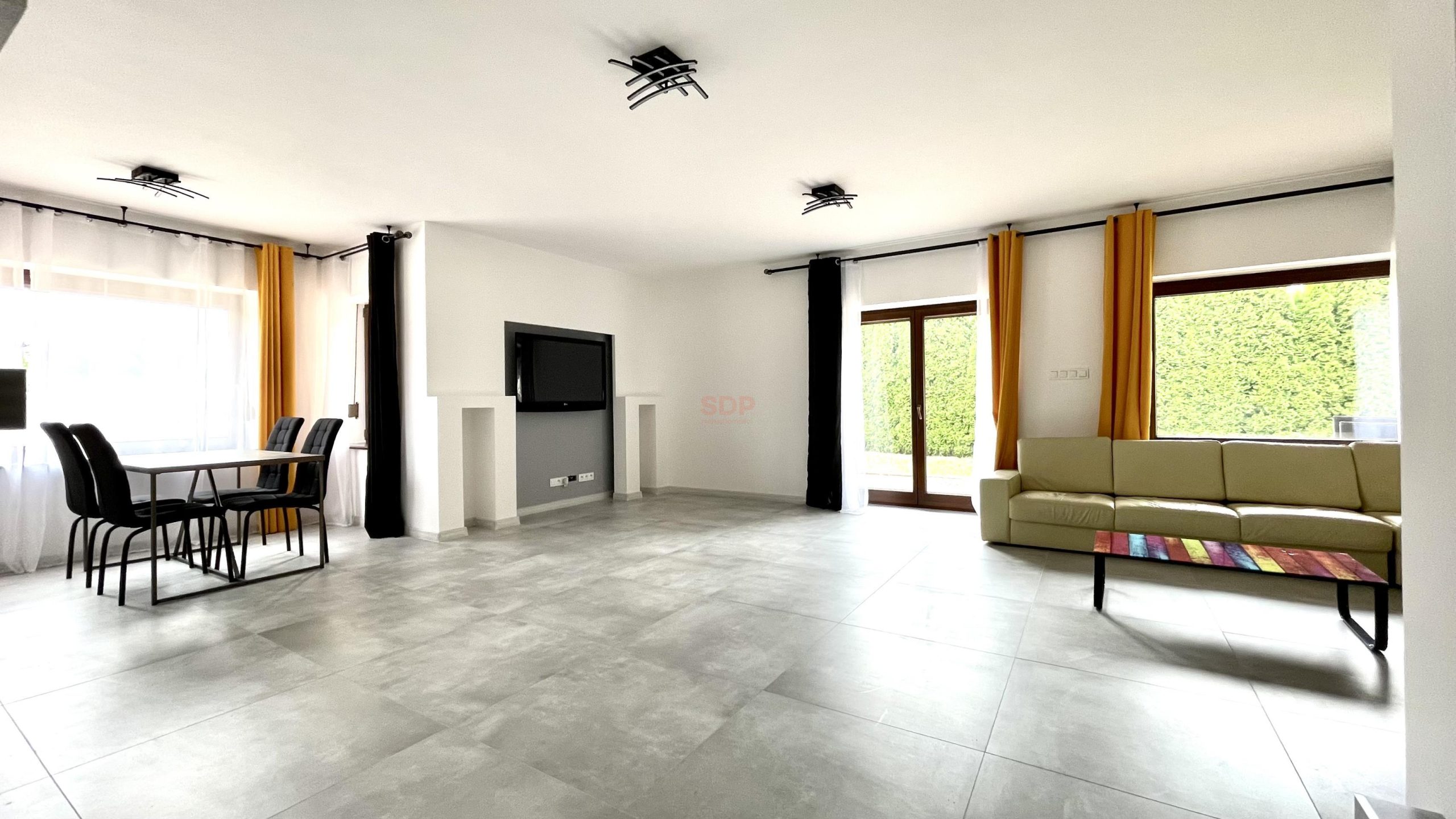 Przestronny dom na zamkniętym osiedlu-0