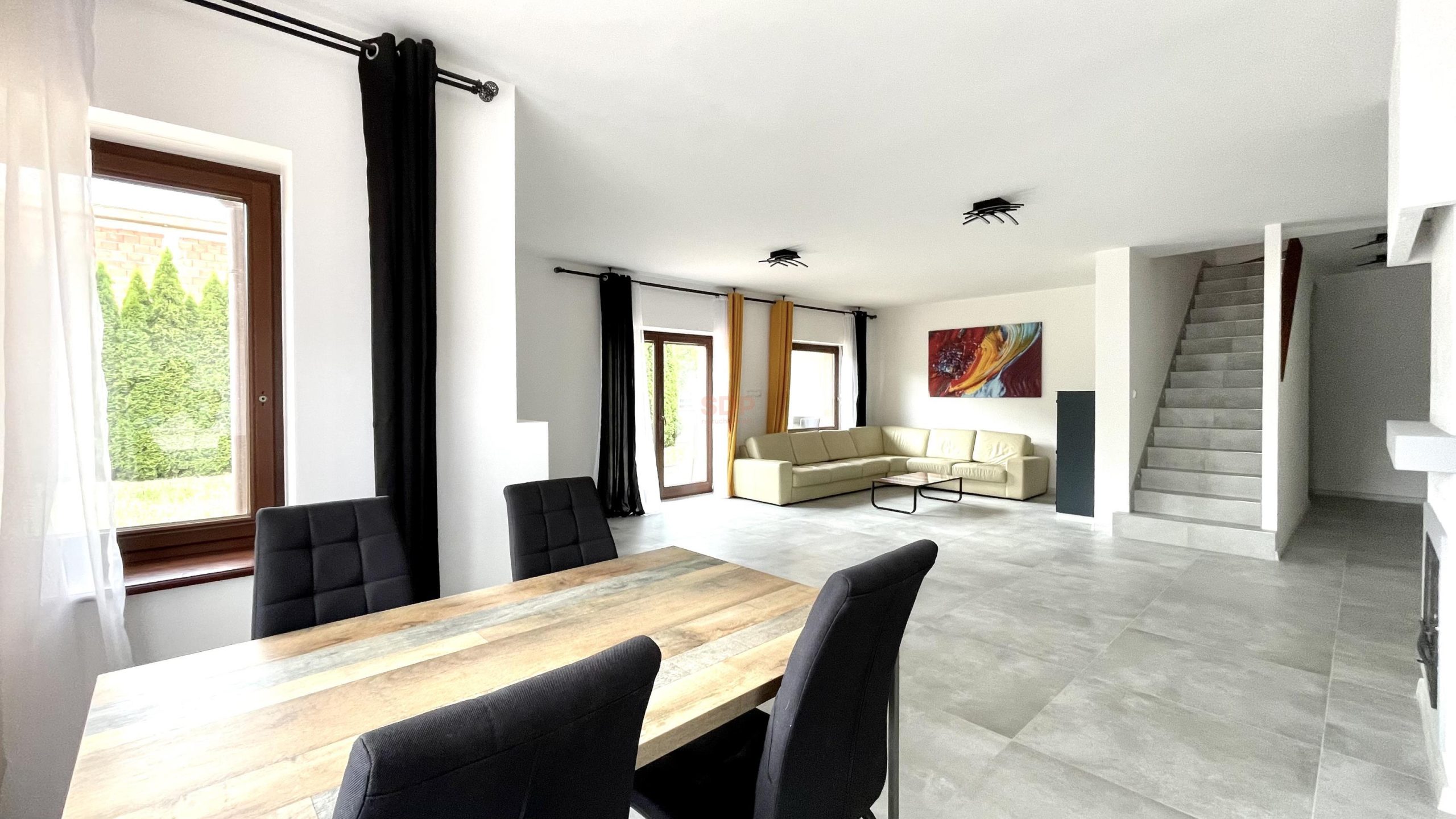 Przestronny dom na zamkniętym osiedlu-1