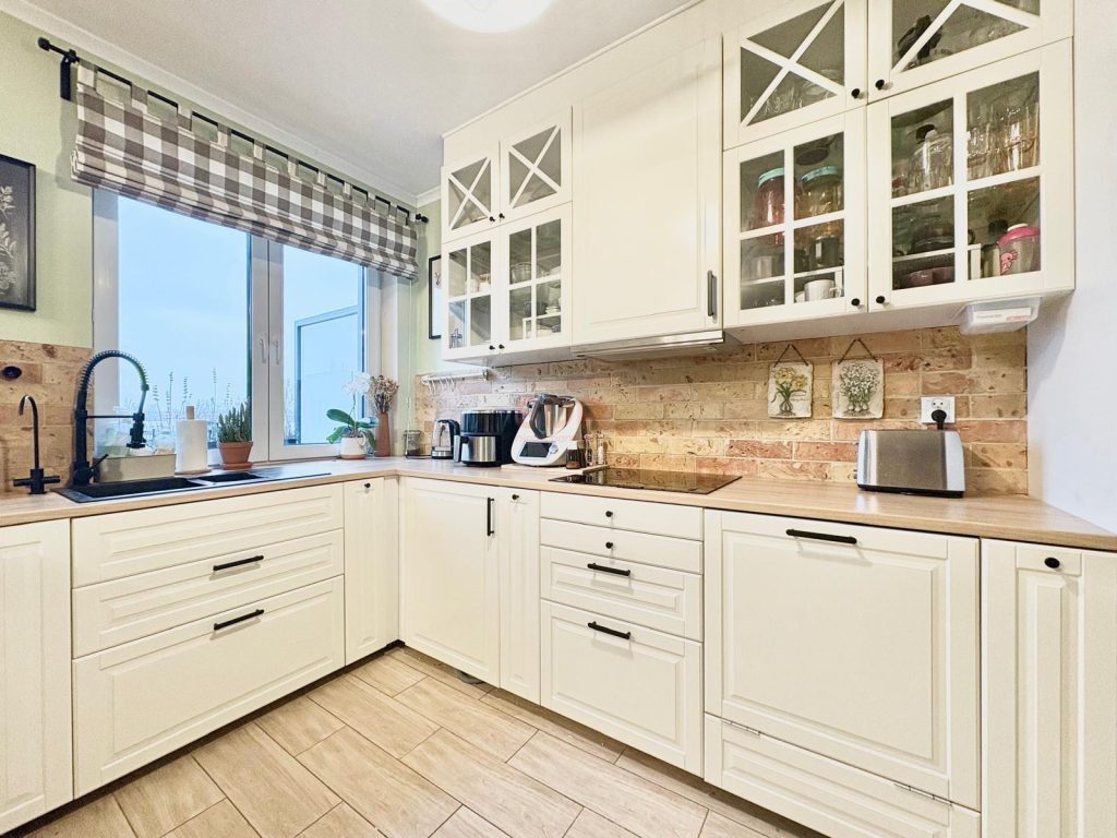 3-pokojowe mieszkanie z dwoma balkonami | Miejsce postojowe | Komórka-0