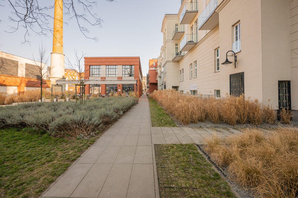 Kawalerka w centrum – budynek loftowy – wysokie sufity-0