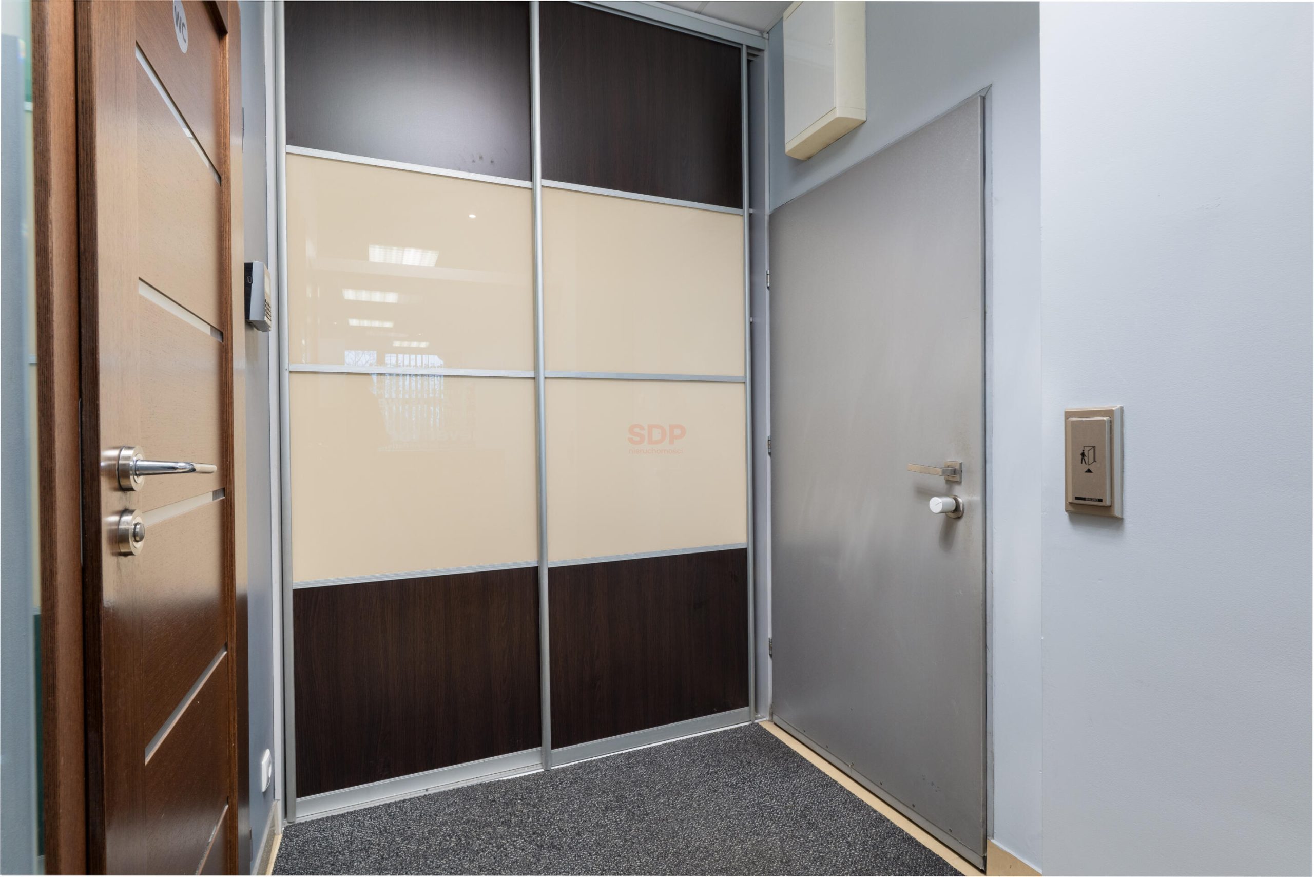 Lokal biurowy przy pętli autobusowej-14