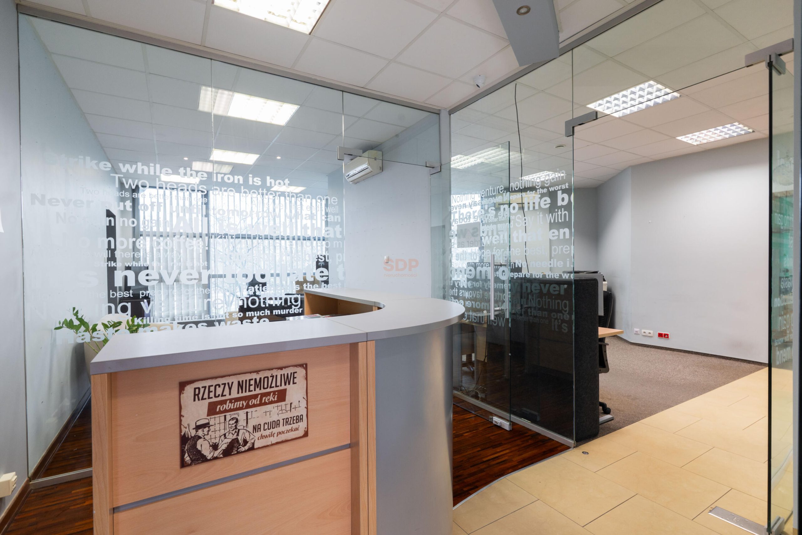 Lokal biurowy przy pętli autobusowej-0