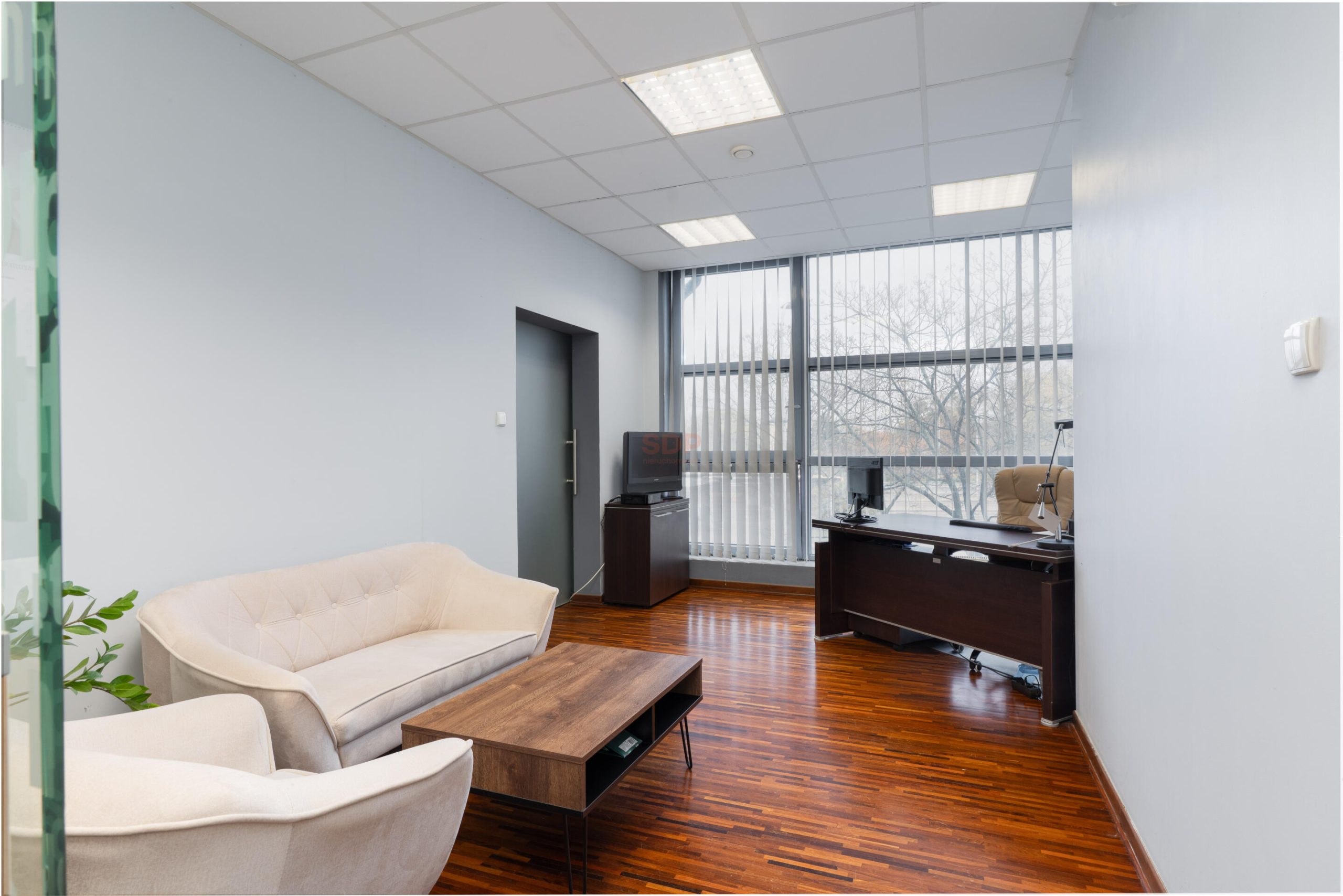 Lokal biurowy przy pętli autobusowej-1