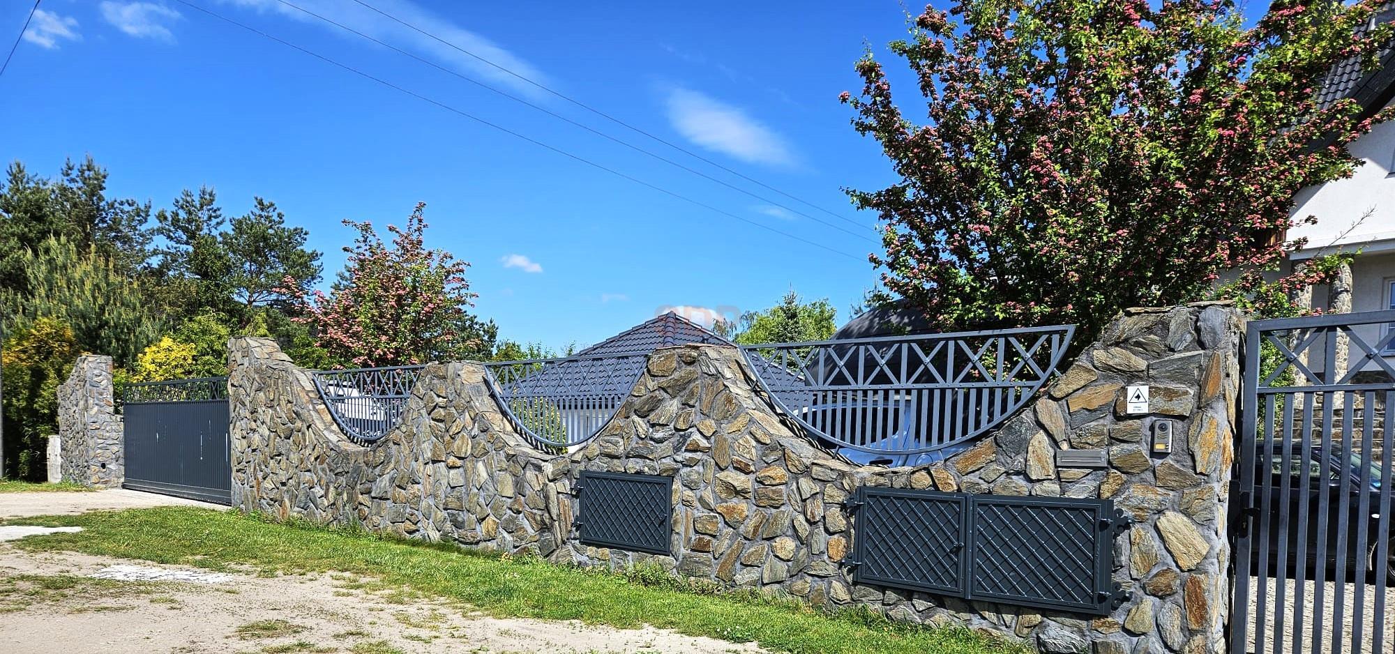 Duży dom przy lesie | Piękny ogród-12