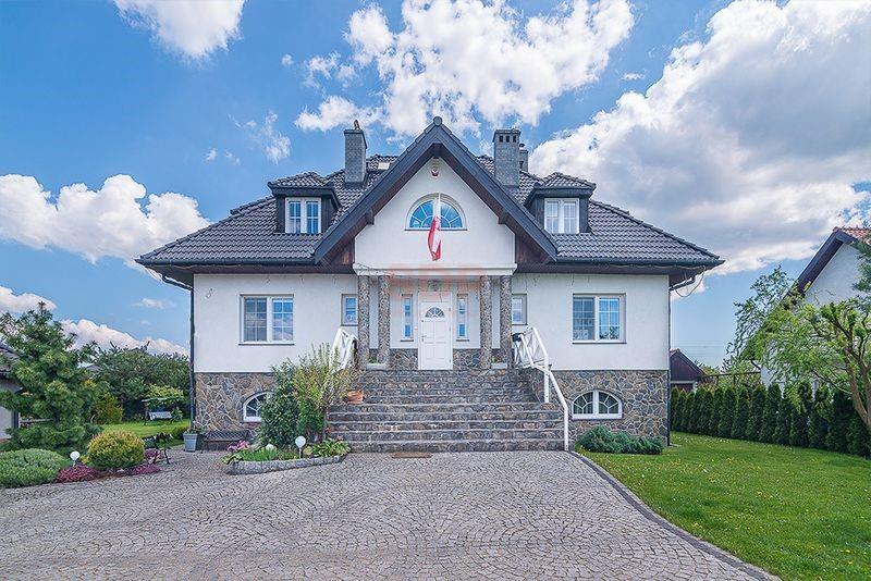 Duży dom przy lesie | Piękny ogród-14