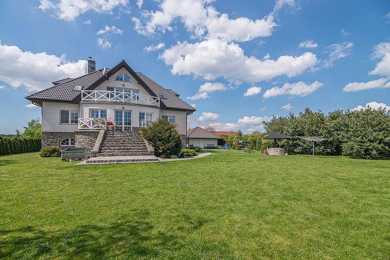 Duży dom przy lesie | Piękny ogród-0