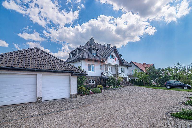 Duży dom przy lesie | Piękny ogród-1