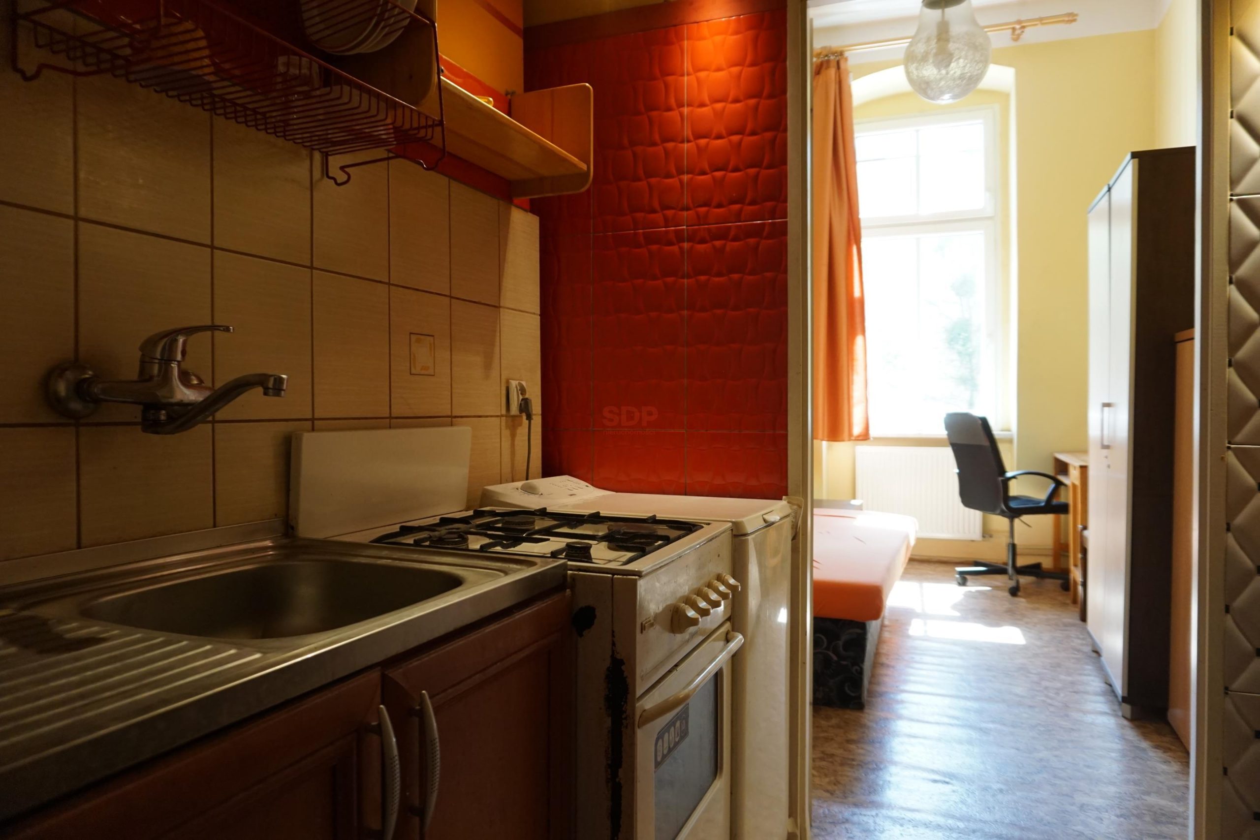 Balkon, oryginalna stolarka drzwiowa.-10