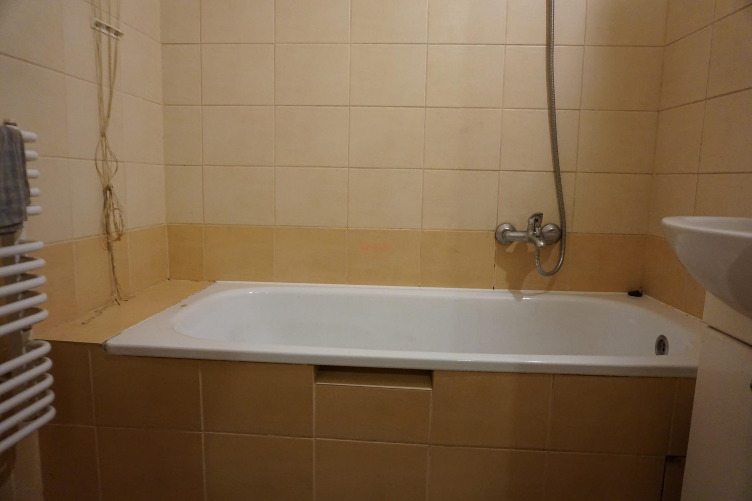 Balkon, oryginalna stolarka drzwiowa.-11