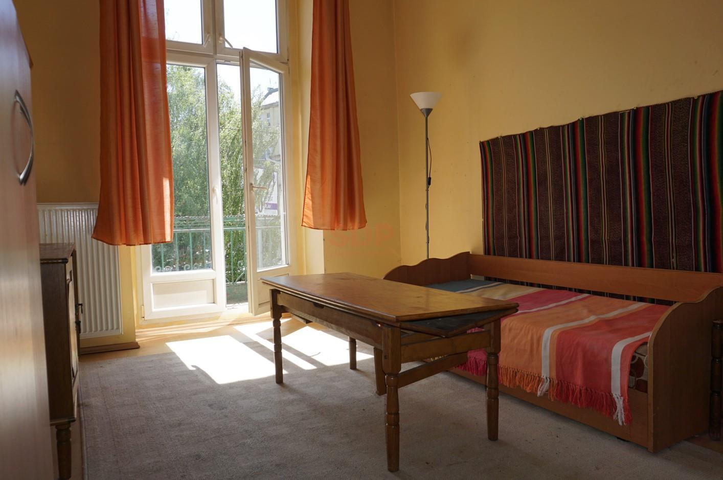 Balkon, oryginalna stolarka drzwiowa.-0