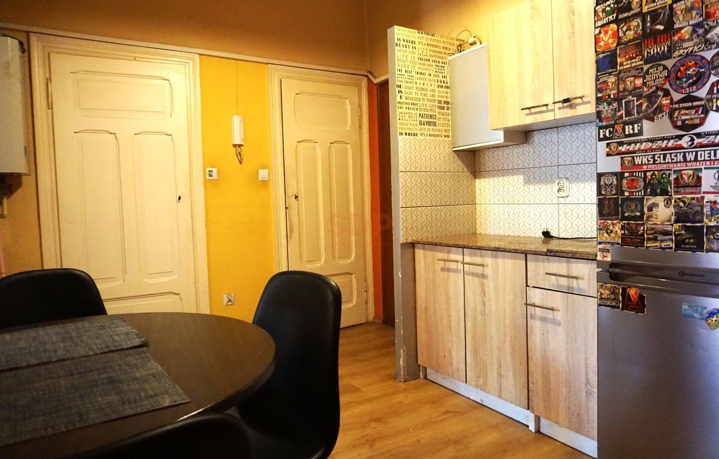 Balkon, oryginalna stolarka drzwiowa.-6