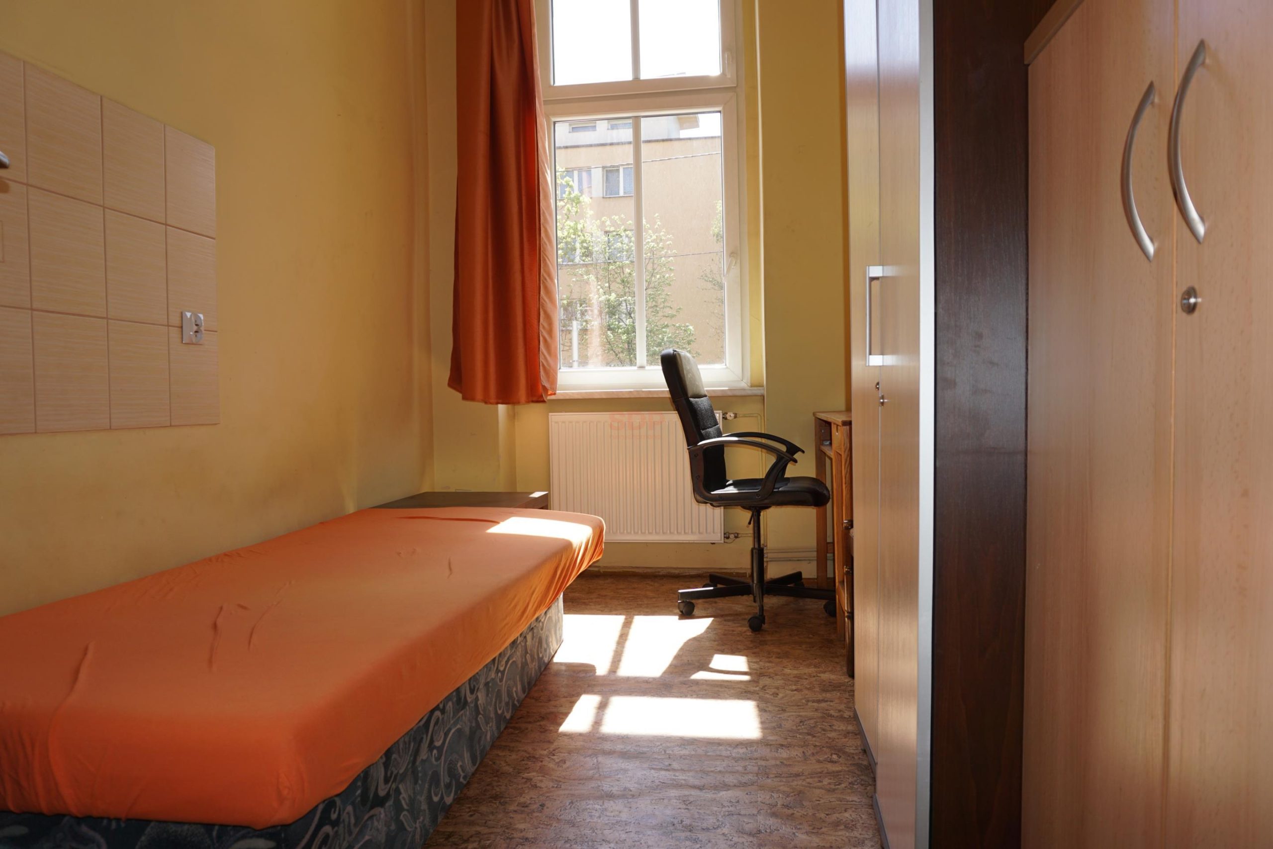 Balkon, oryginalna stolarka drzwiowa.-8