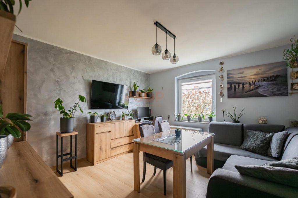 Ciche, dwupokojwe mieszkanie w niskiej zabudowie.-0