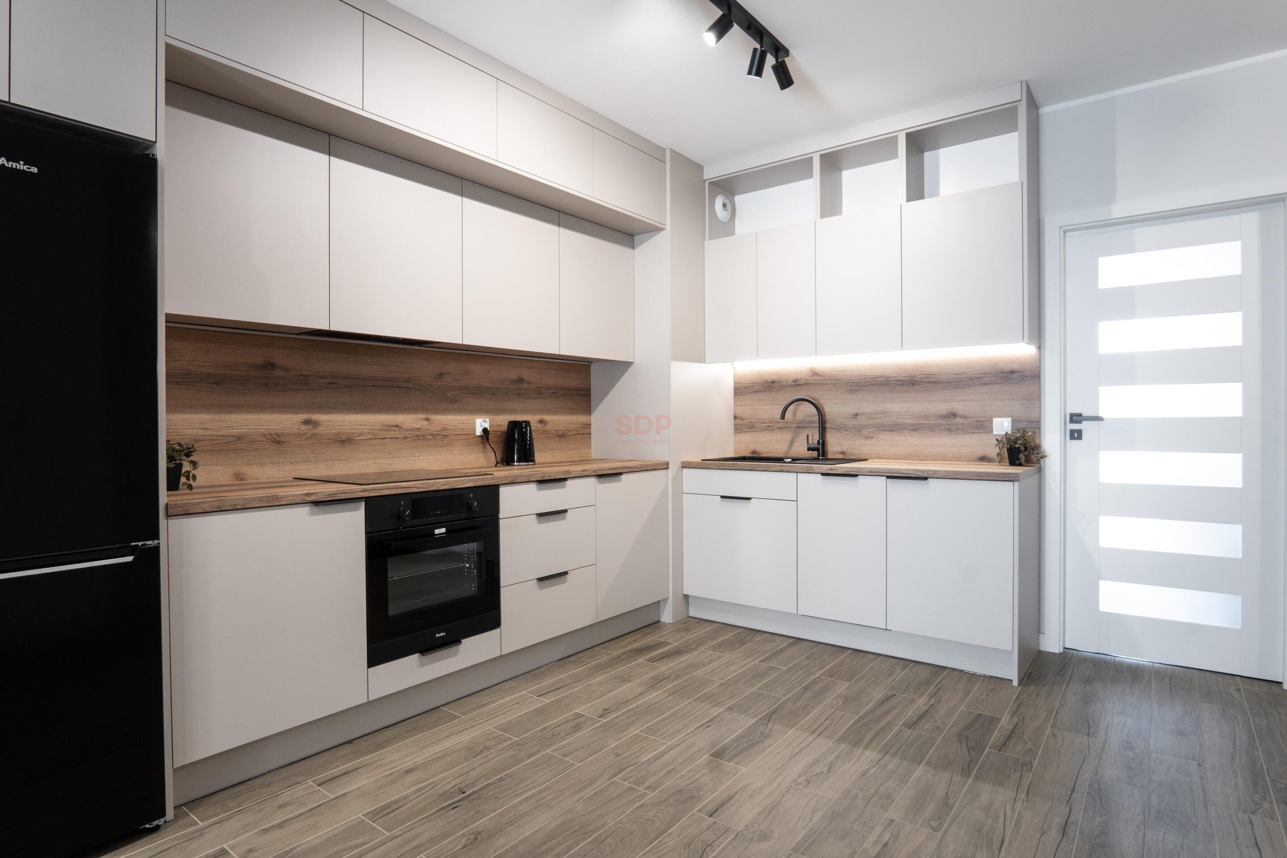 Możliwość najmu na 6 miesięcy | Pierwszy najem | Garaż-0