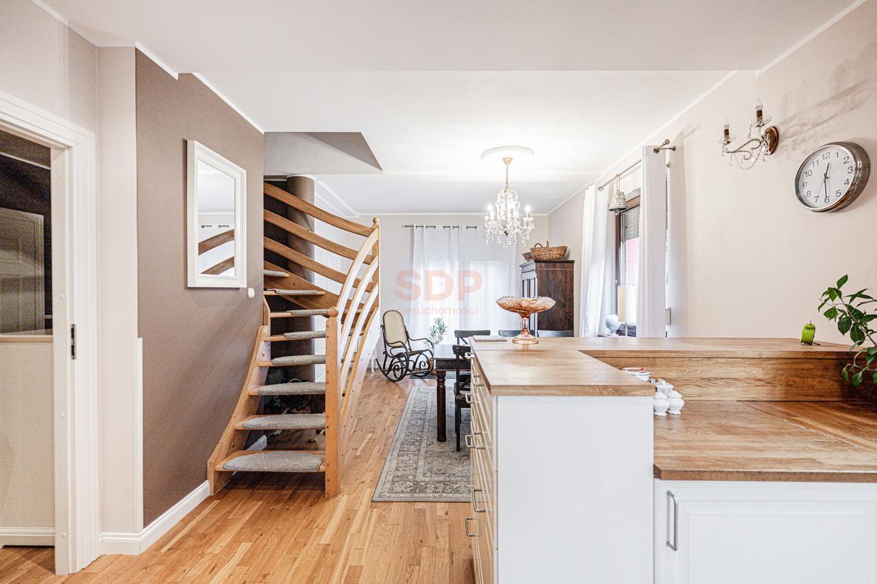 Duży funkcjonalny dom z garażem i ogrodem-9