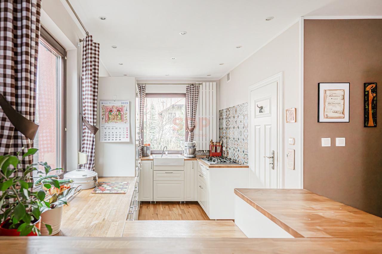 Duży funkcjonalny dom z garażem i ogrodem-10