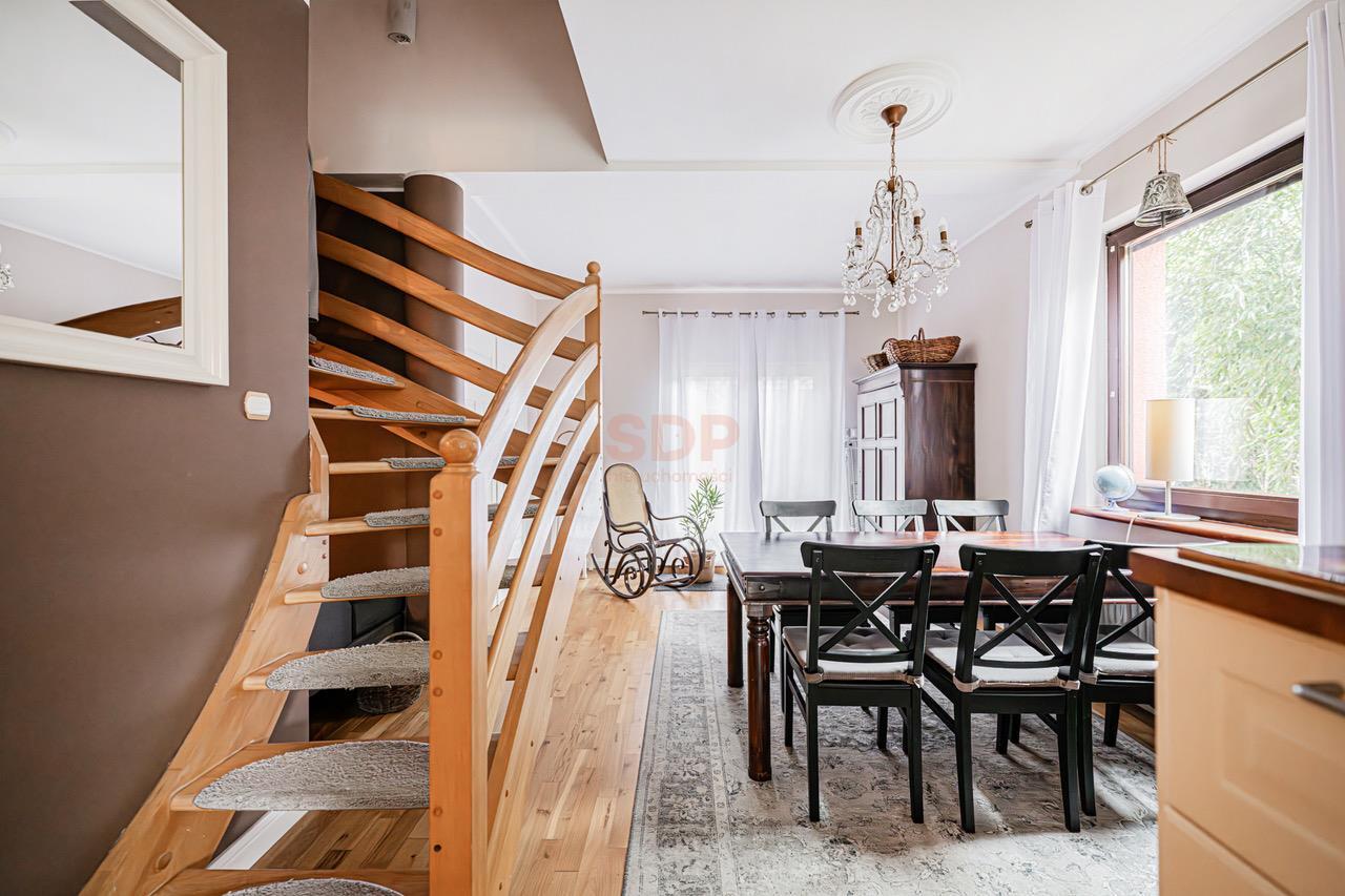 Duży funkcjonalny dom z garażem i ogrodem-11