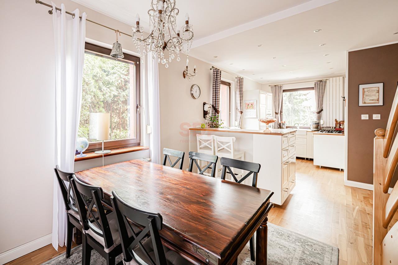 Duży funkcjonalny dom z garażem i ogrodem-12