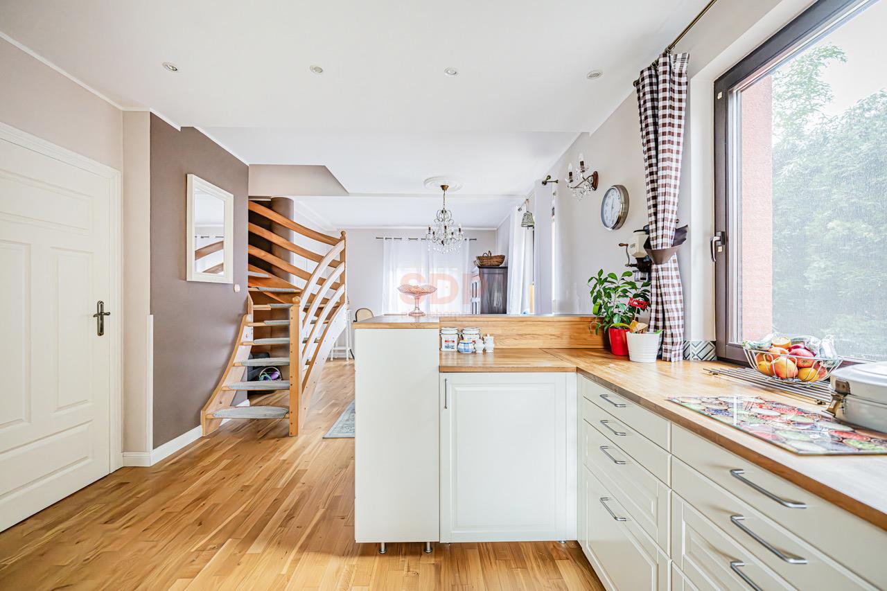 Duży funkcjonalny dom z garażem i ogrodem-14