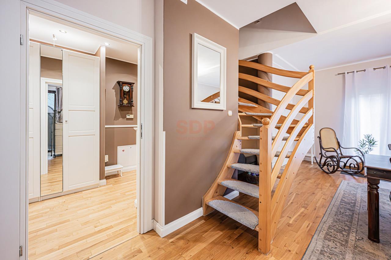 Duży funkcjonalny dom z garażem i ogrodem-15