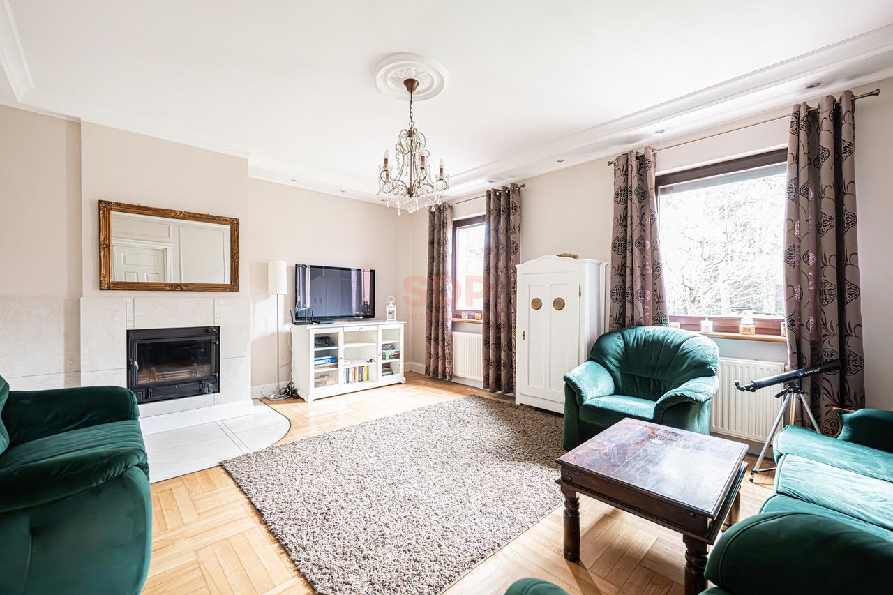 Duży funkcjonalny dom z garażem i ogrodem-1