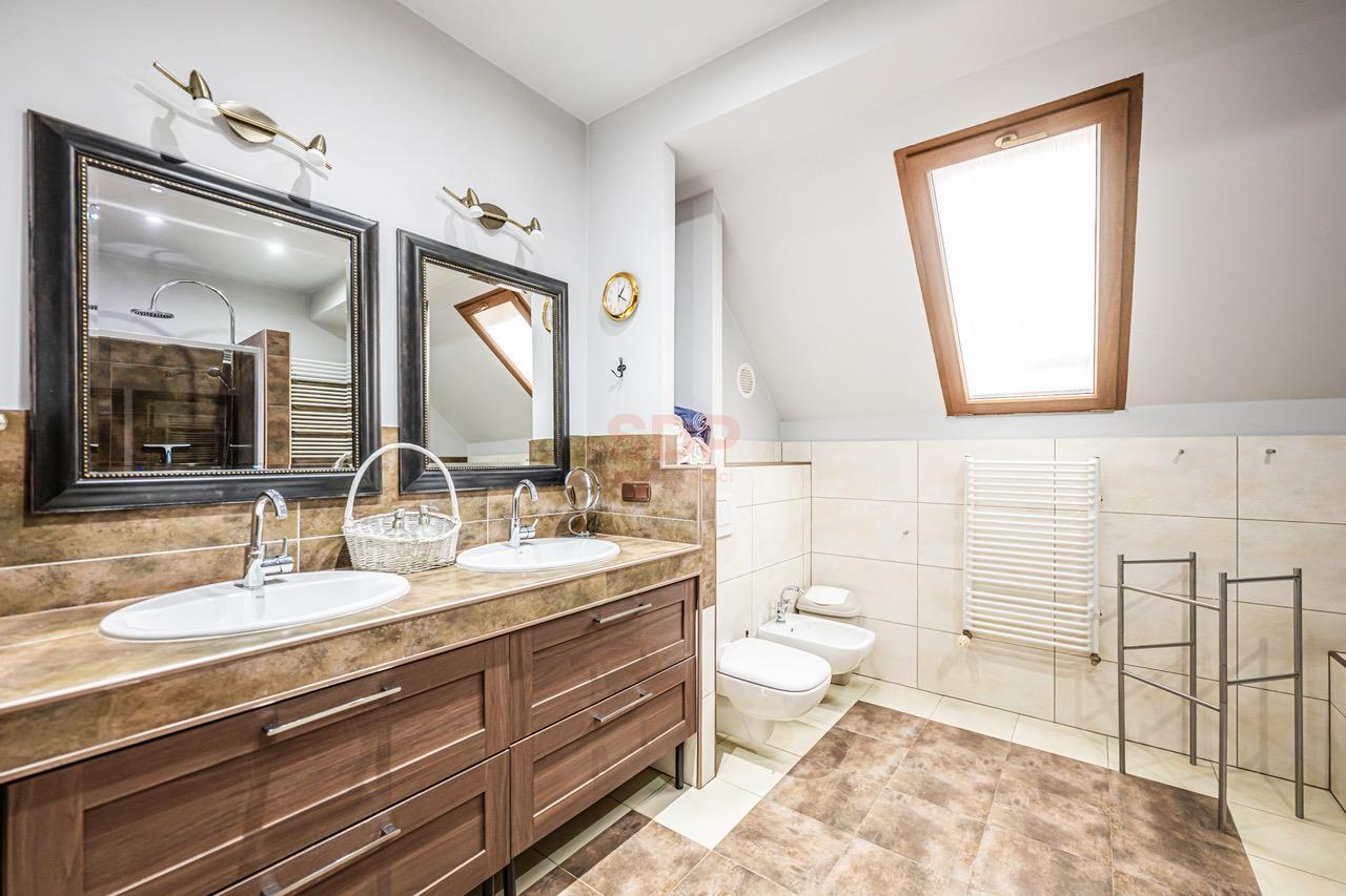 Duży funkcjonalny dom z garażem i ogrodem-32