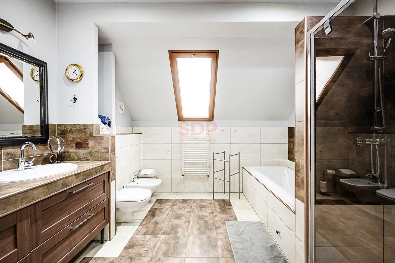 Duży funkcjonalny dom z garażem i ogrodem-33