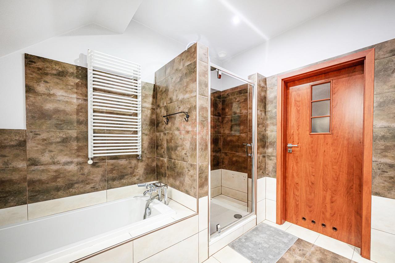 Duży funkcjonalny dom z garażem i ogrodem-34