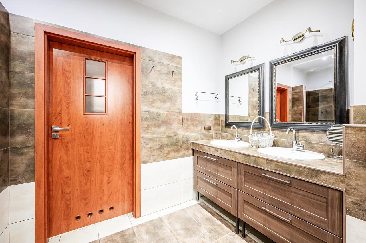 Duży funkcjonalny dom z garażem i ogrodem-35