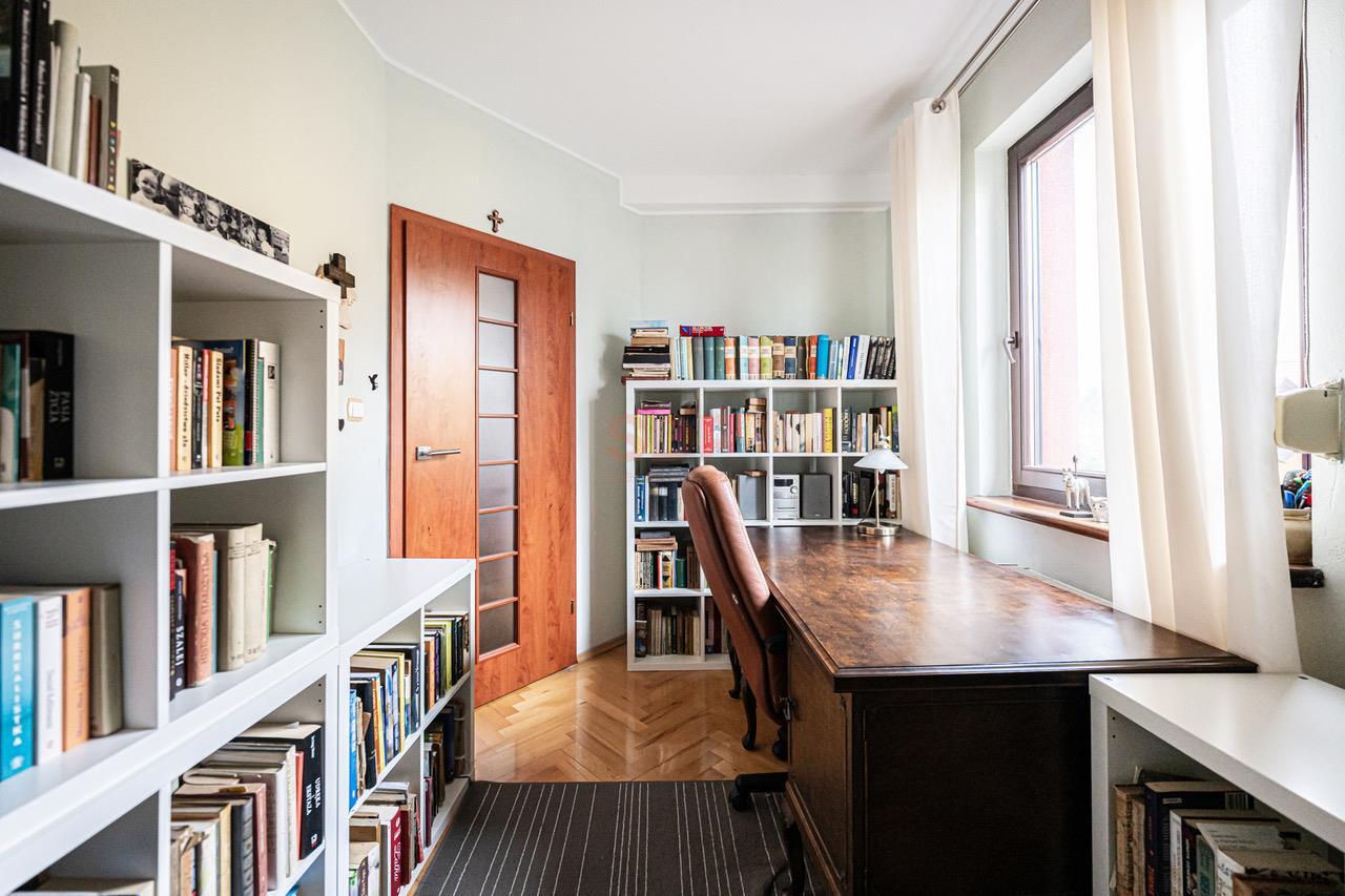 Duży funkcjonalny dom z garażem i ogrodem-38