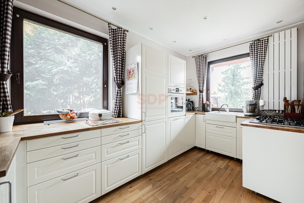 Duży funkcjonalny dom z garażem i ogrodem-3