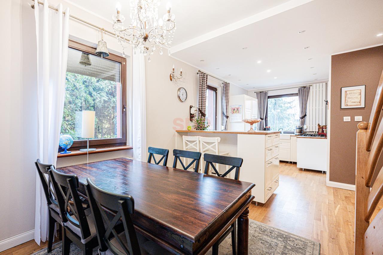 Duży funkcjonalny dom z garażem i ogrodem-4