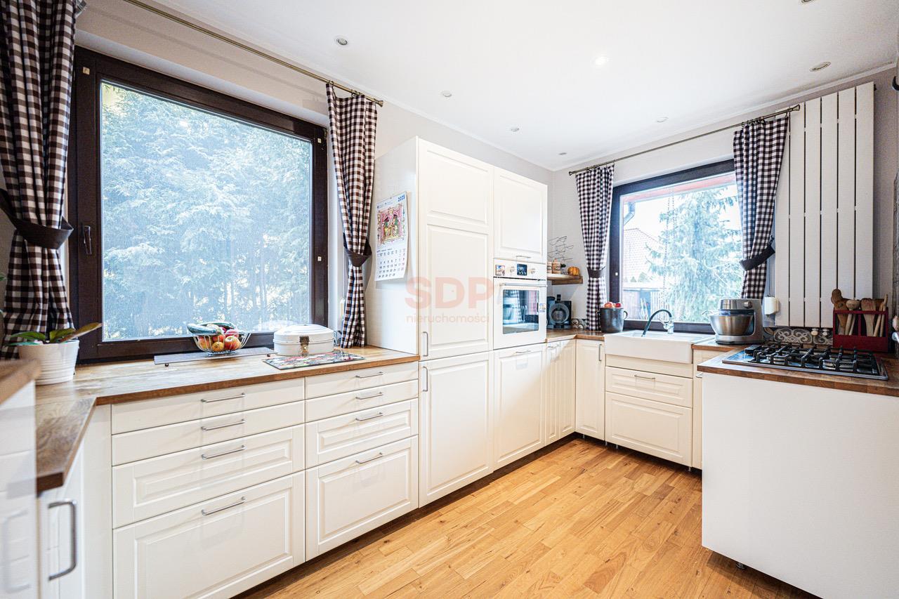 Duży funkcjonalny dom z garażem i ogrodem-5