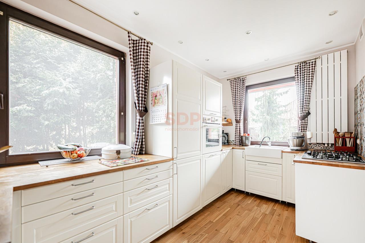 Duży funkcjonalny dom z garażem i ogrodem-6