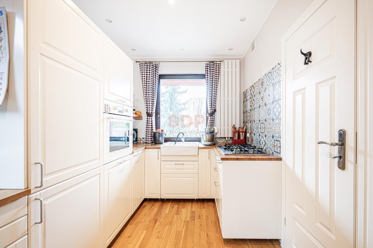 Duży funkcjonalny dom z garażem i ogrodem-7