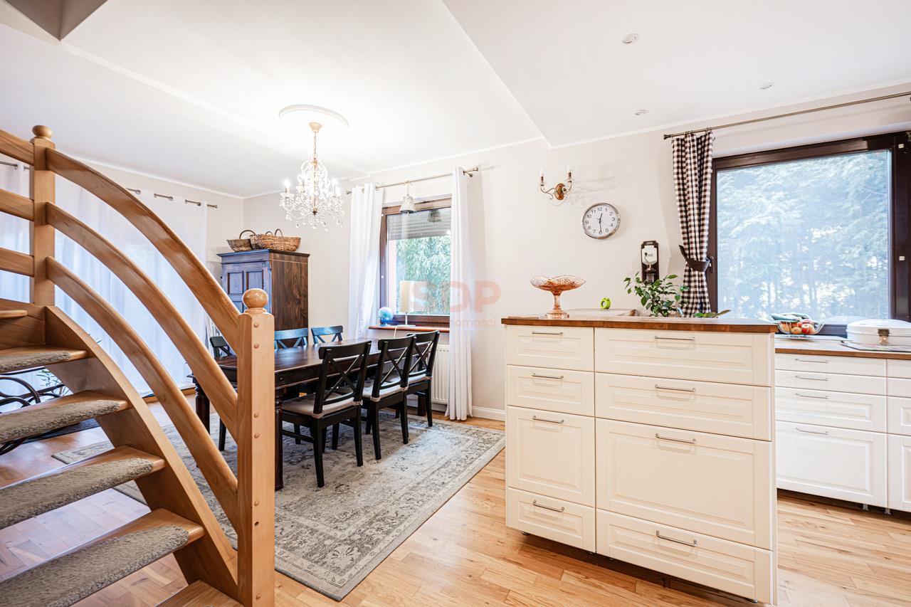 Duży funkcjonalny dom z garażem i ogrodem-8