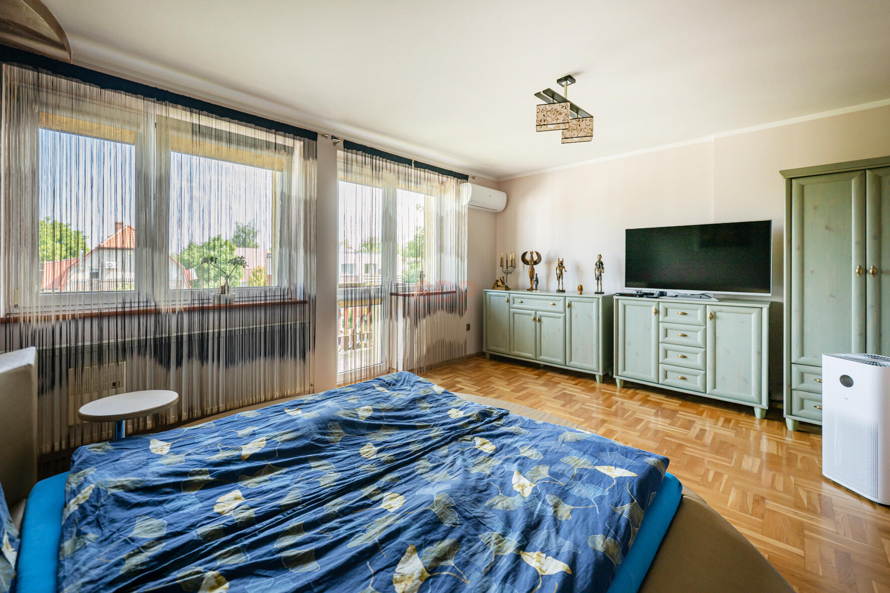 Dom z pięknym ogrodem-9