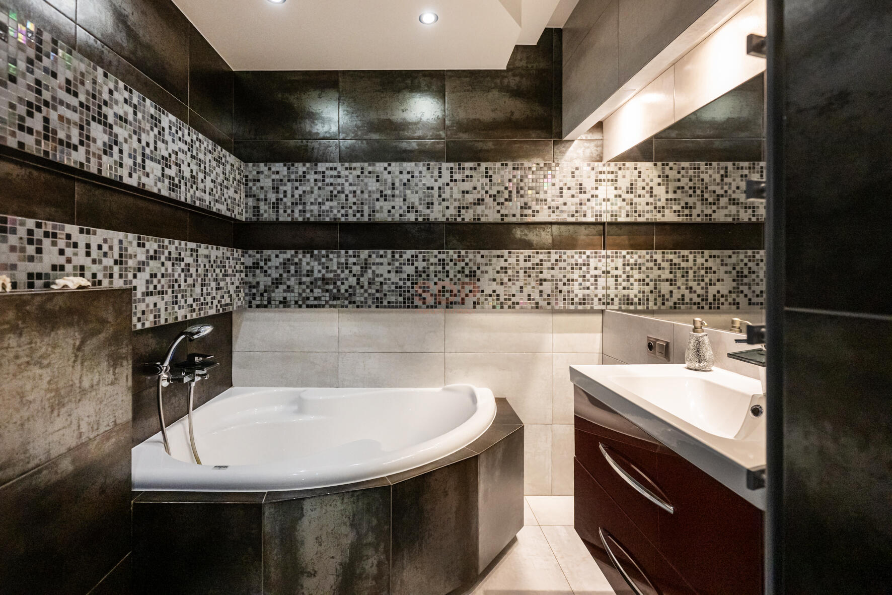 Dom z pięknym ogrodem-10