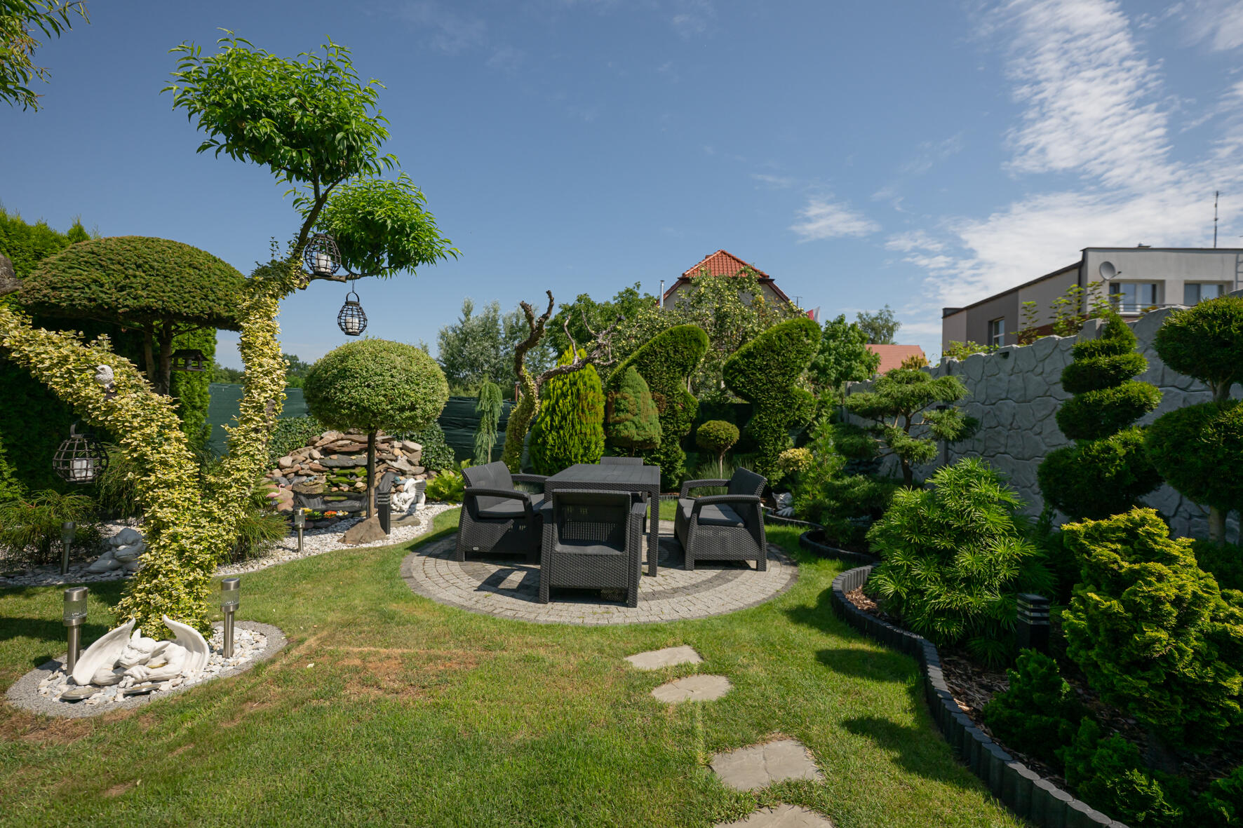 Dom z pięknym ogrodem-15