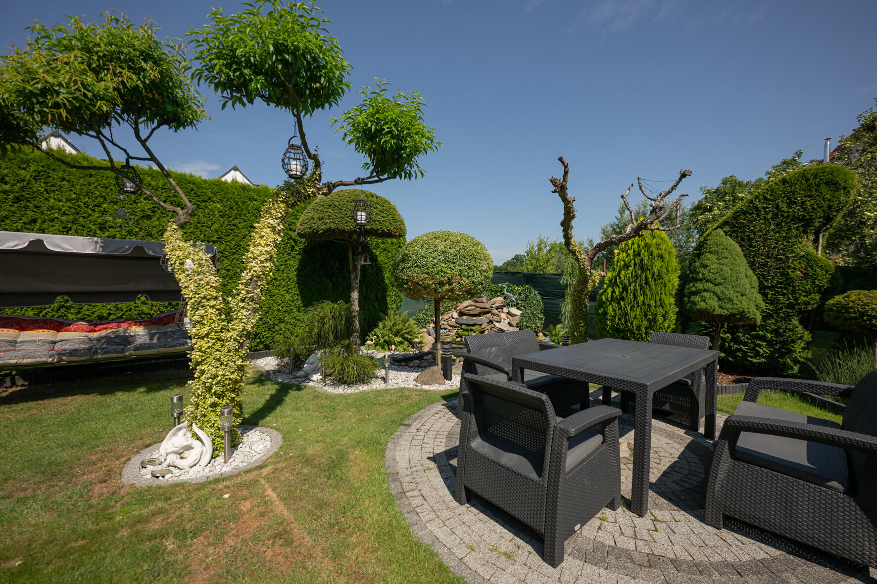 Dom z pięknym ogrodem-16