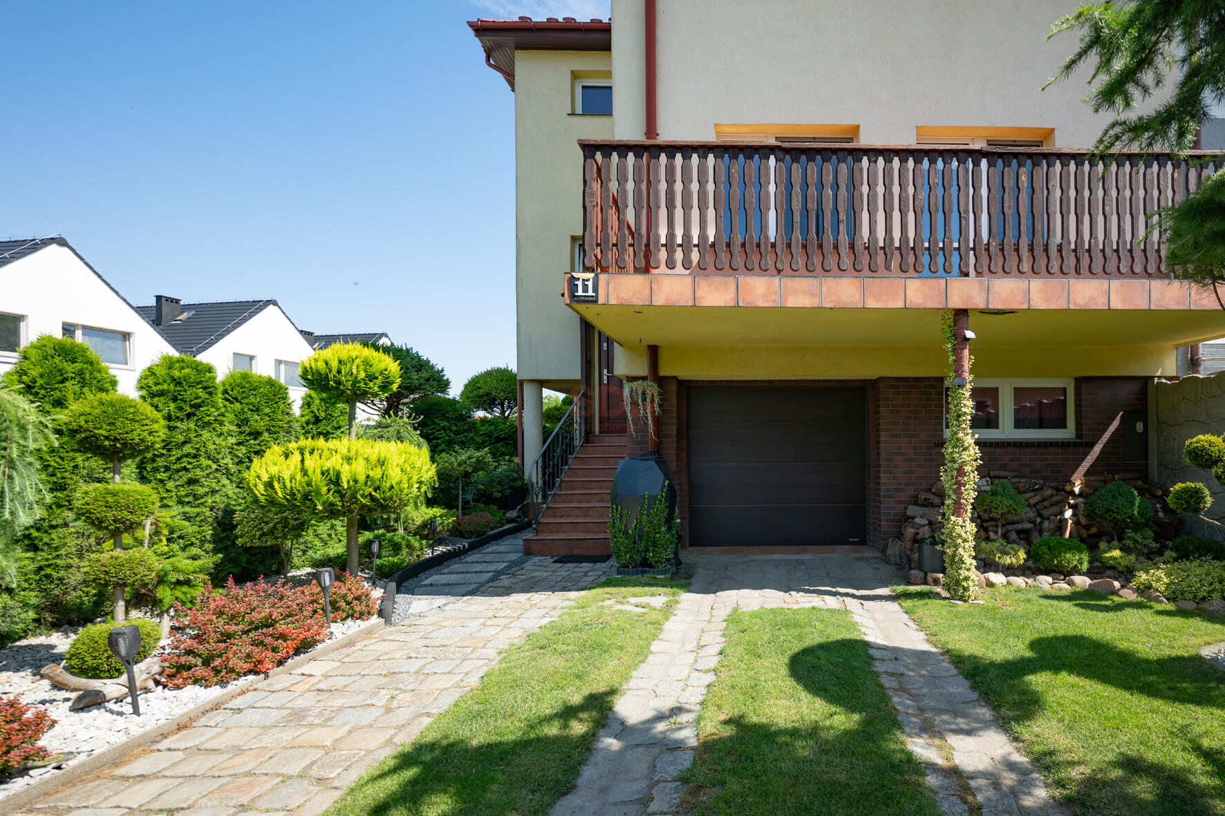 Dom z pięknym ogrodem-17