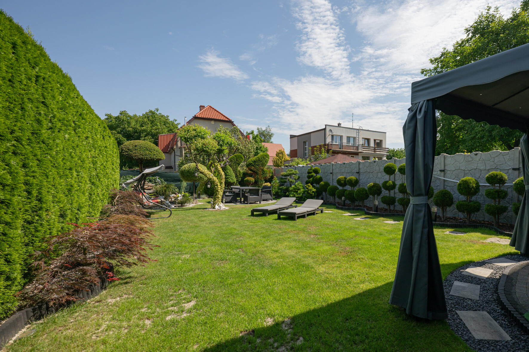 Dom z pięknym ogrodem-0