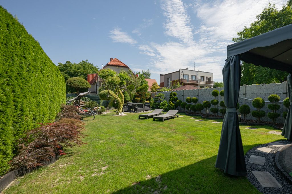 Dom z pięknym ogrodem-0