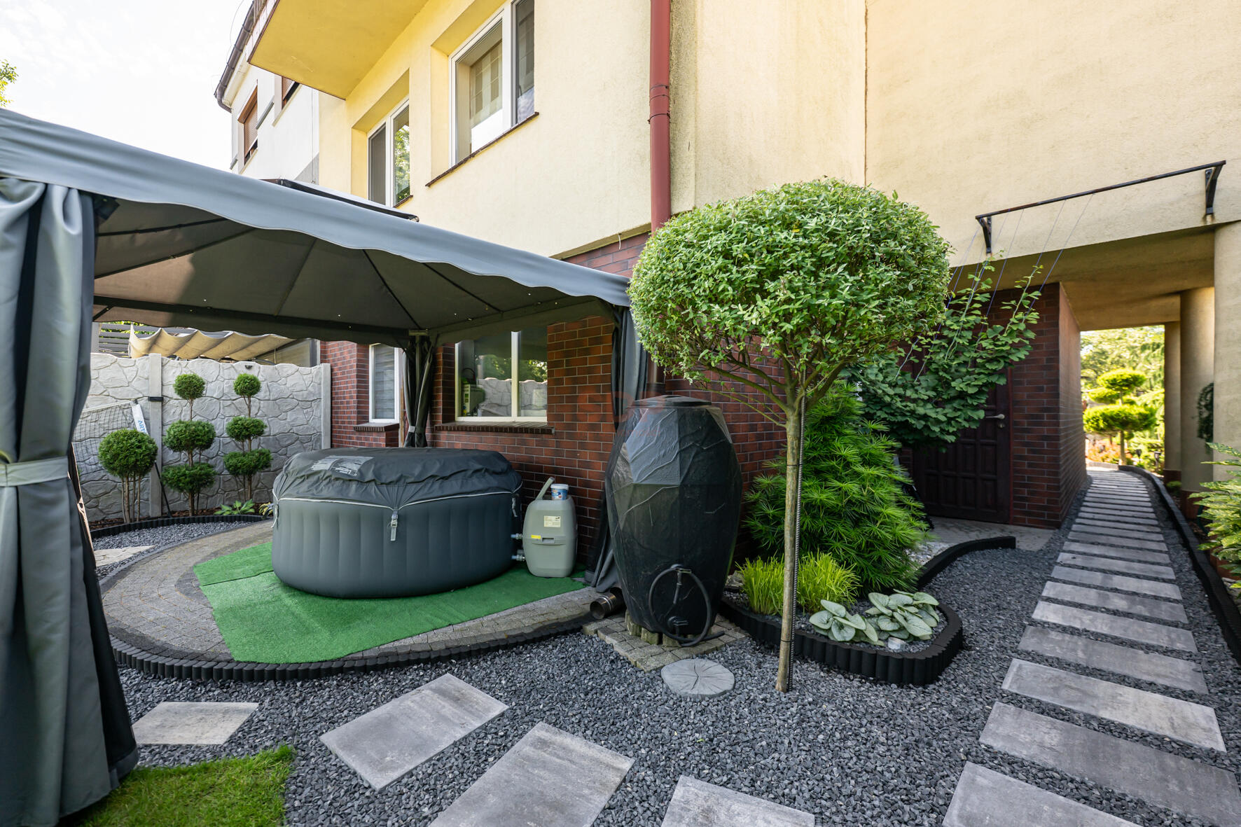 Dom z pięknym ogrodem-1