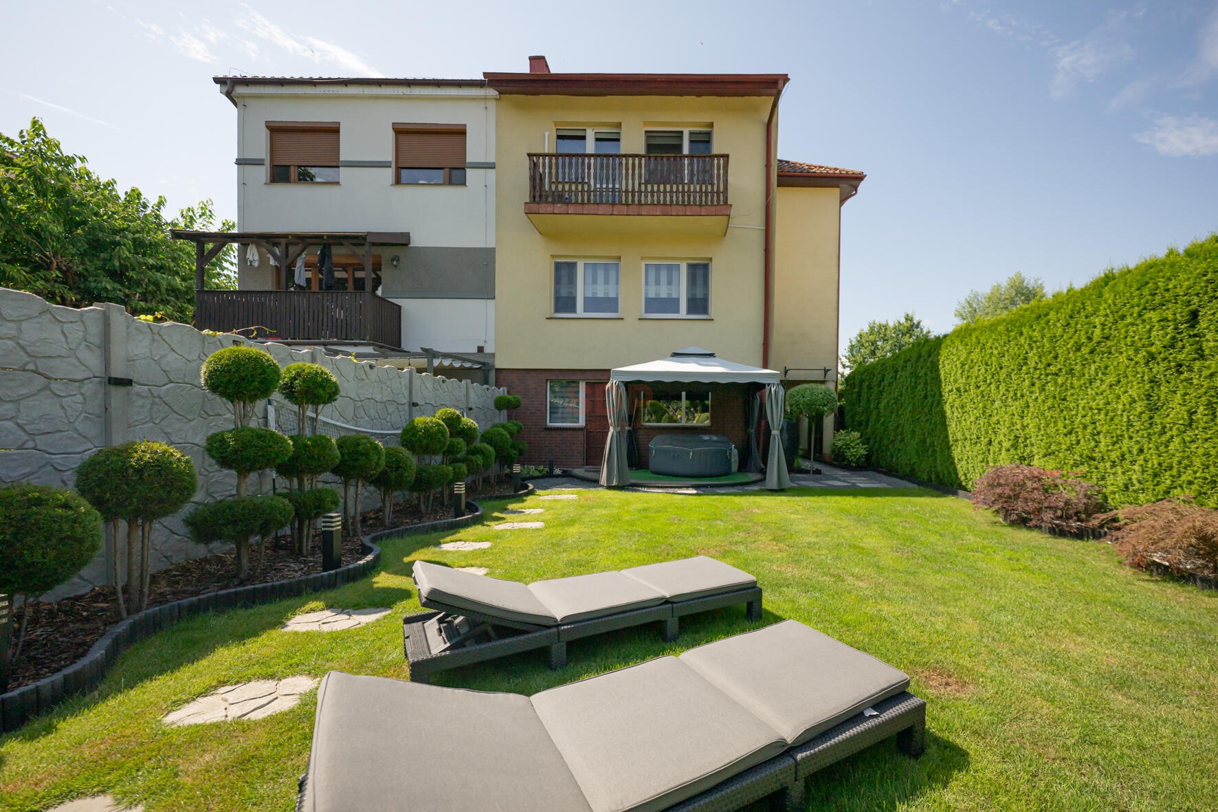 Dom z pięknym ogrodem-2