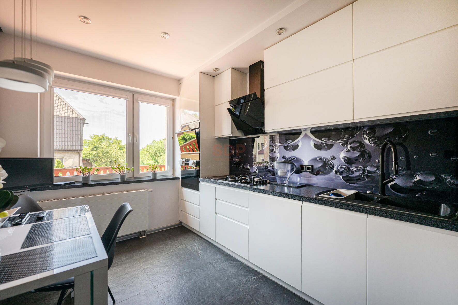 Dom z pięknym ogrodem-5