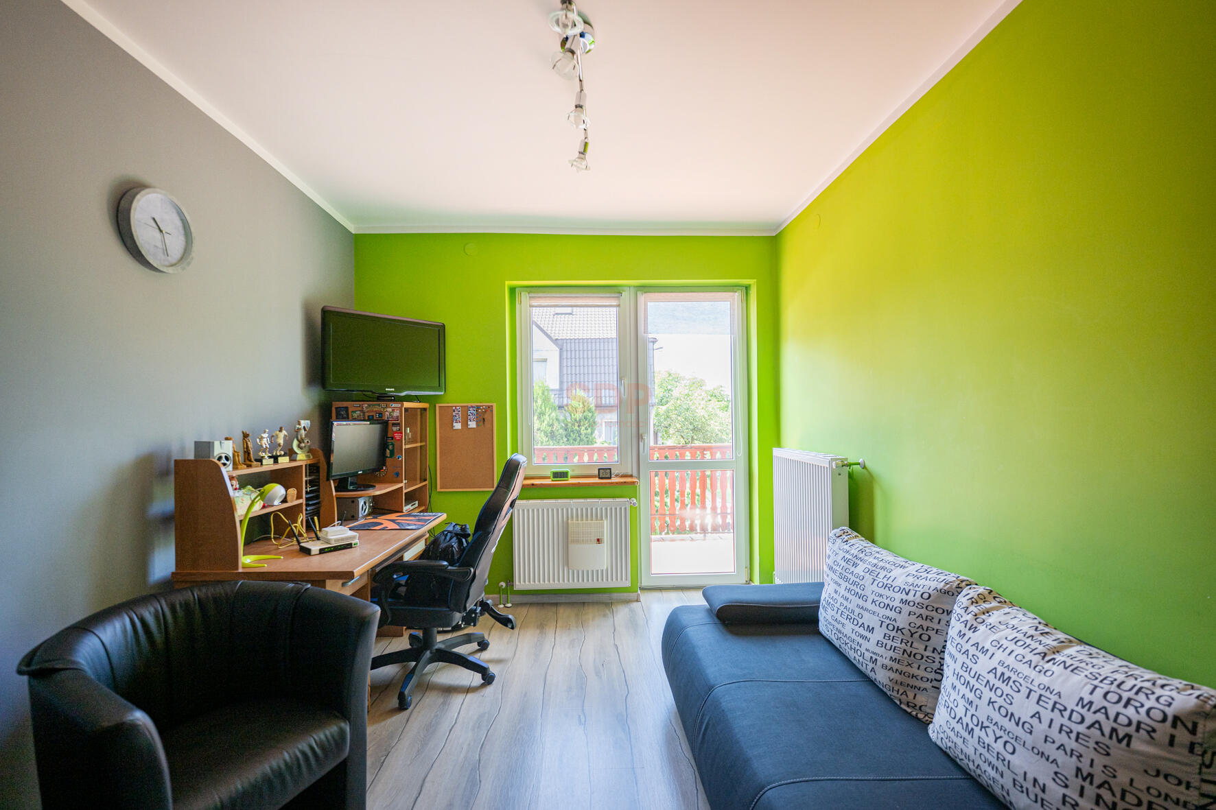 Dom z pięknym ogrodem-7